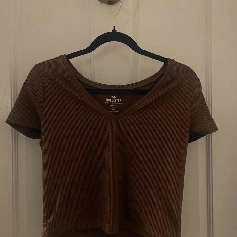 Hollister Women's Brown V-Neck Cropped Short Sleeve Baby Tee Size L
